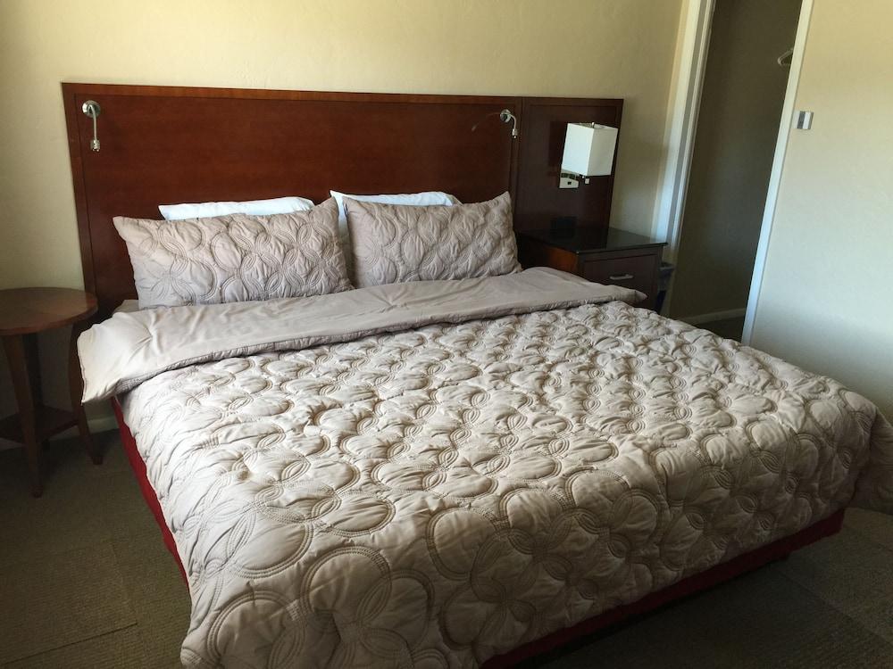 Circle R Motel photo 6