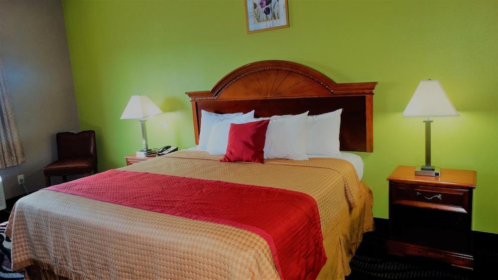 Oak Tree Inn & Suites photo 9