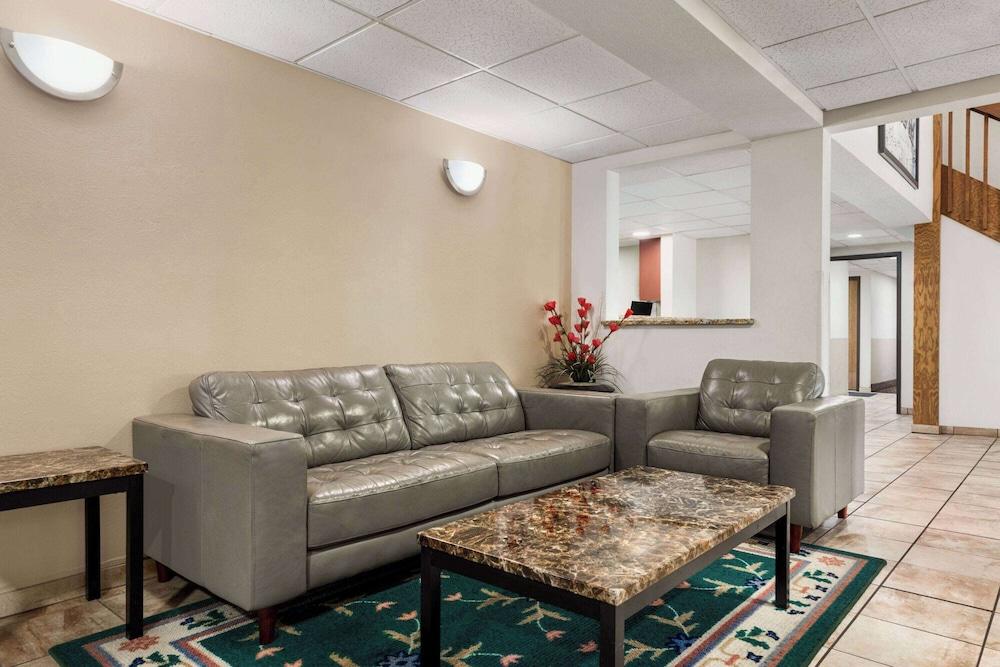 Super 8 by Wyndham Germantown/Milwaukee photo 4