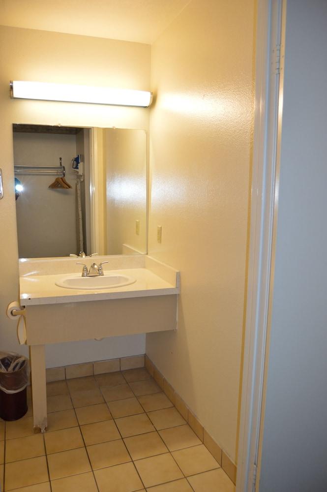 Town House Motel photo 30