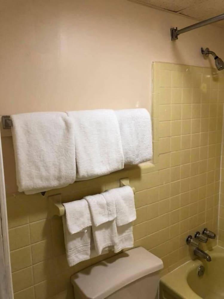 Scottish Inn & Suites photo 35