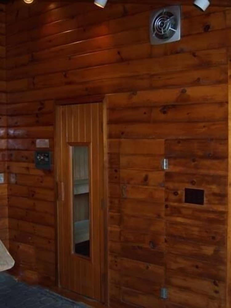 Tall Pines Motel photo 29