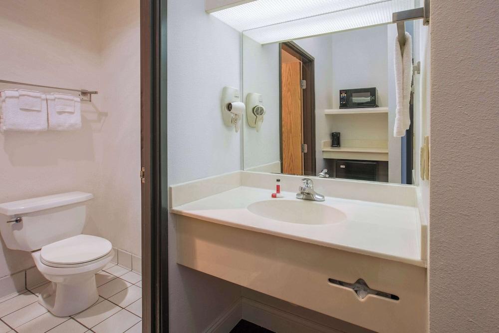 Super 8 by Wyndham Garland North Dallas Area photo 3