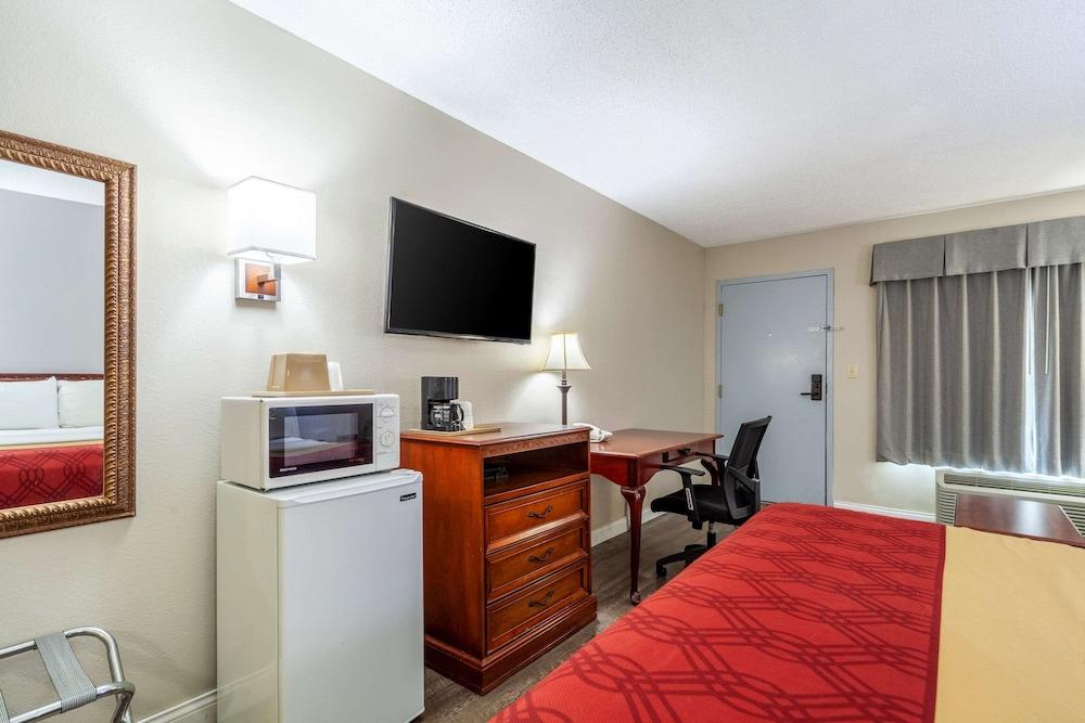 Econo Lodge Lincoln photo 13