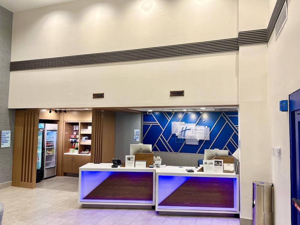 Holiday Inn Express Madison by IHG photo 3