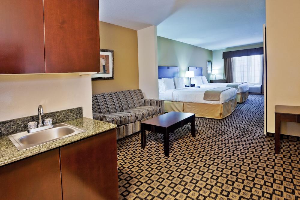 Holiday Inn Express Hotel & Suites Clovis by IHG photo 17