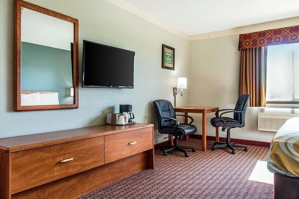 Travelers Lodge & Suites photo 10