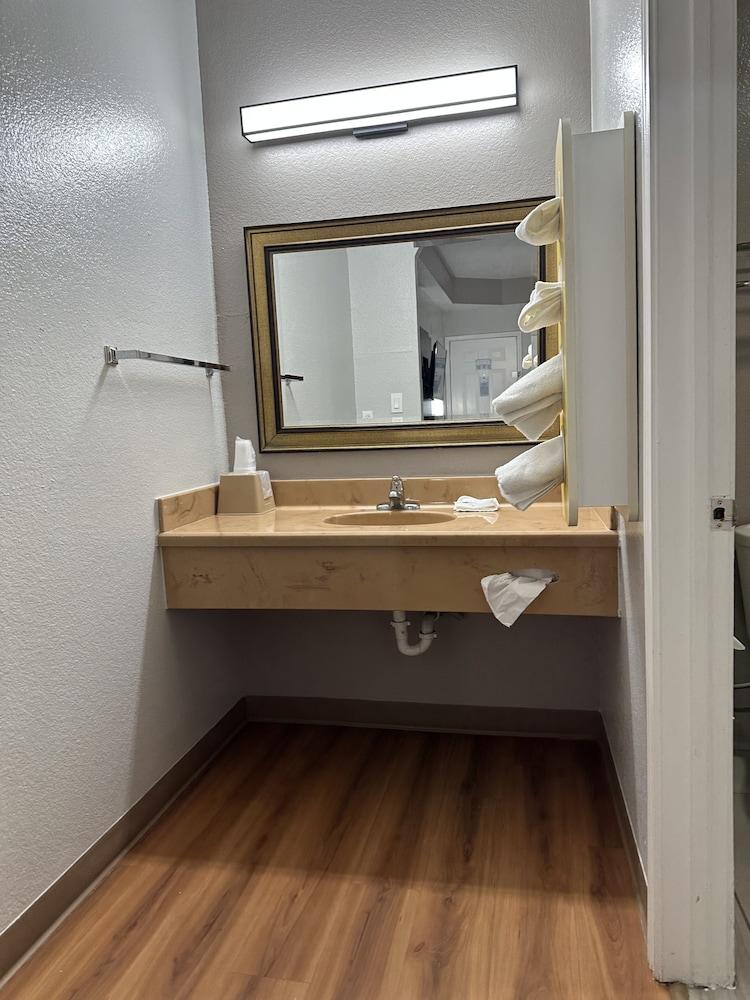 Motel 6 Alvarado, TX photo 5