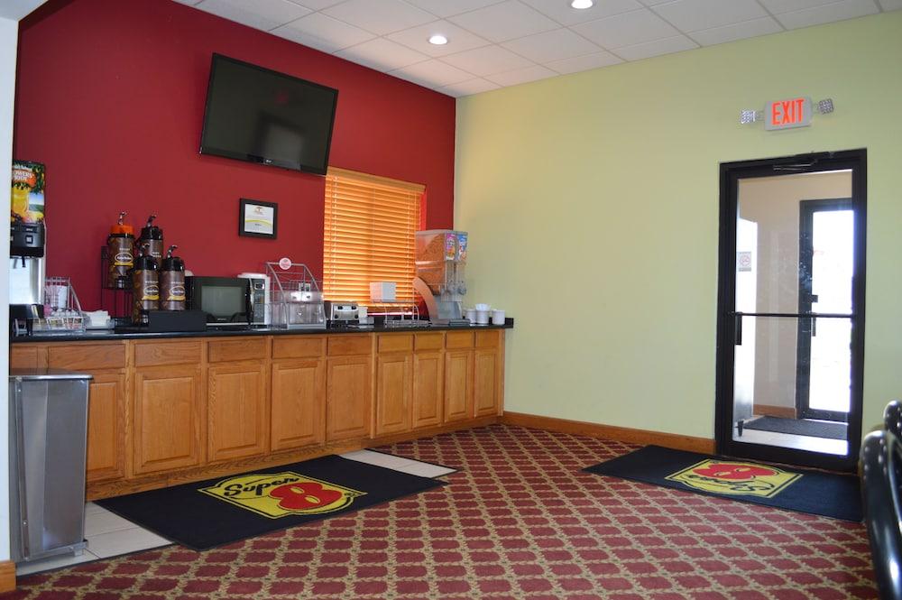 Red Roof Inn Ames photo 1