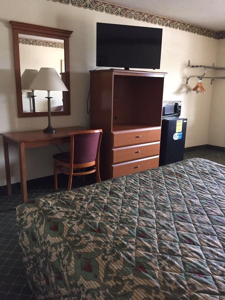 Economy Inn photo 37