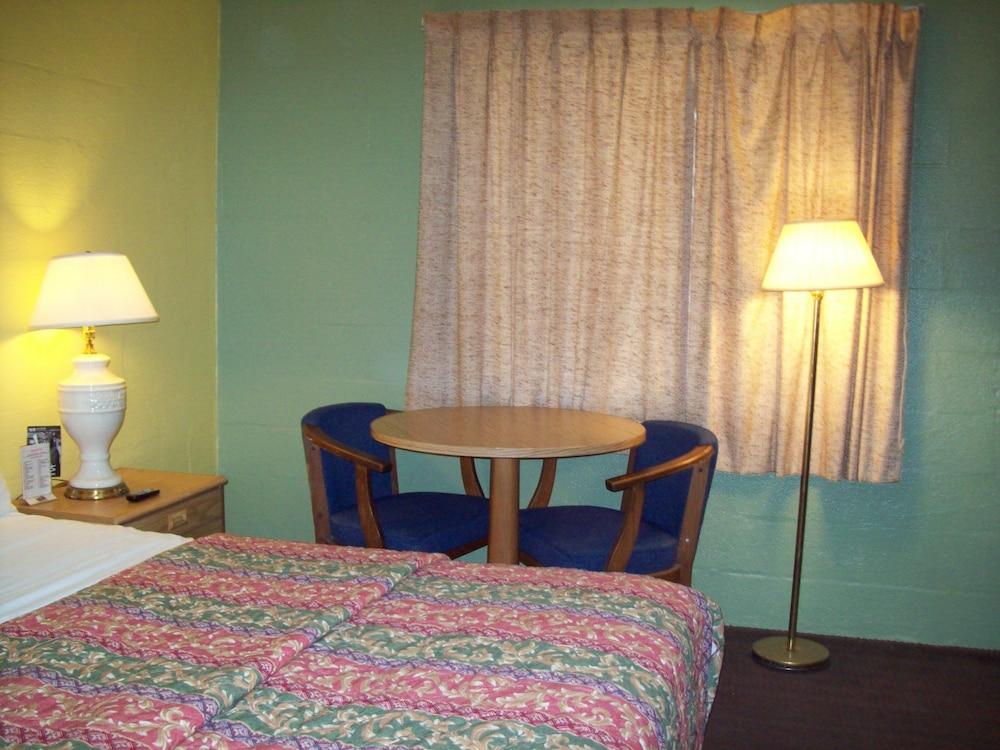 Budget Inn Sanderson photo 13