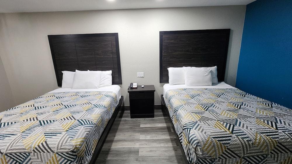 Scottish Inn & Suites photo 32