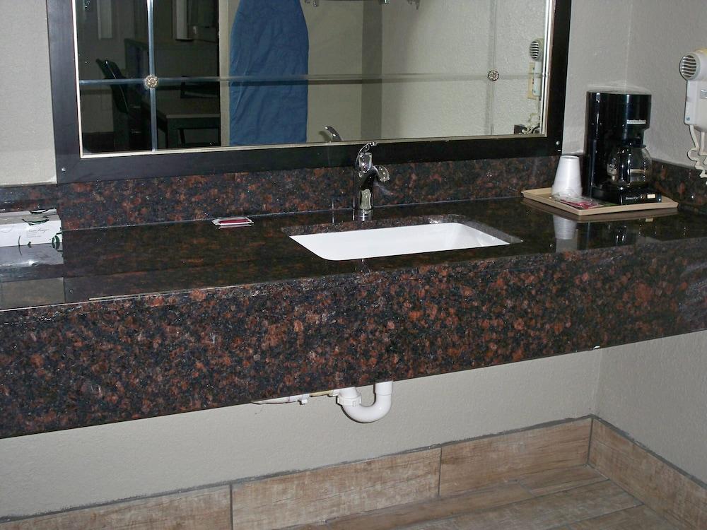 Scottish Inn & Suites photo 56