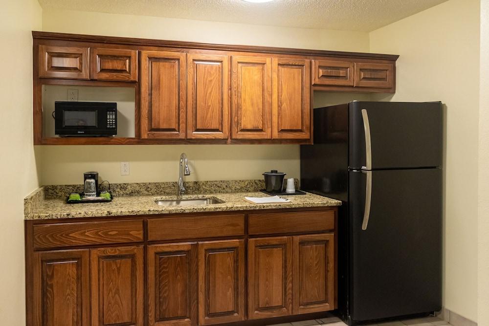 Cottonwood Suites Savannah Hotel & Conference Center photo 31