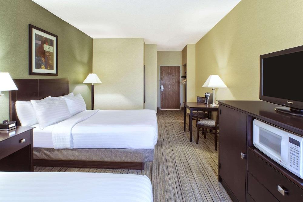 Country Inn & Suites by Radisson, Benton Harbor-St. Joseph, MI photo 2