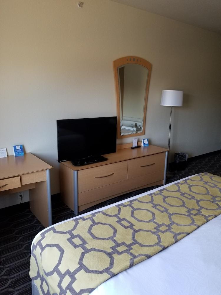 Baymont by Wyndham Noblesville photo 10