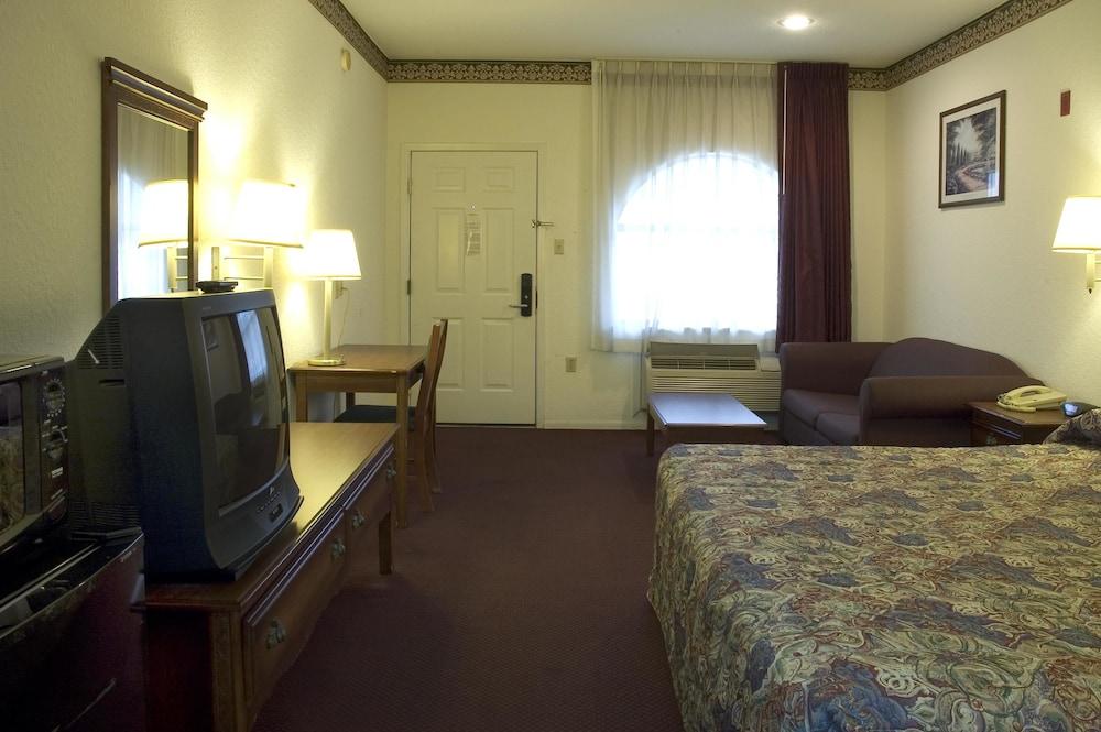 Budget Host, Hempstead Inn photo 28