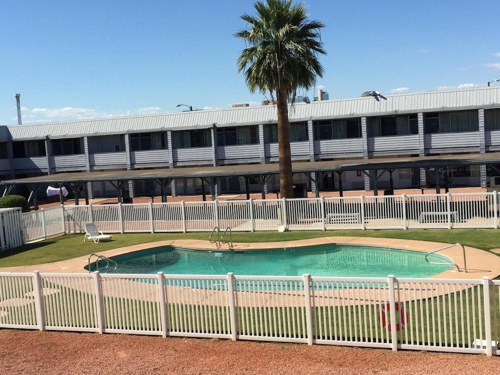 E-Z 8 Motel Phoenix Airporter photo 23