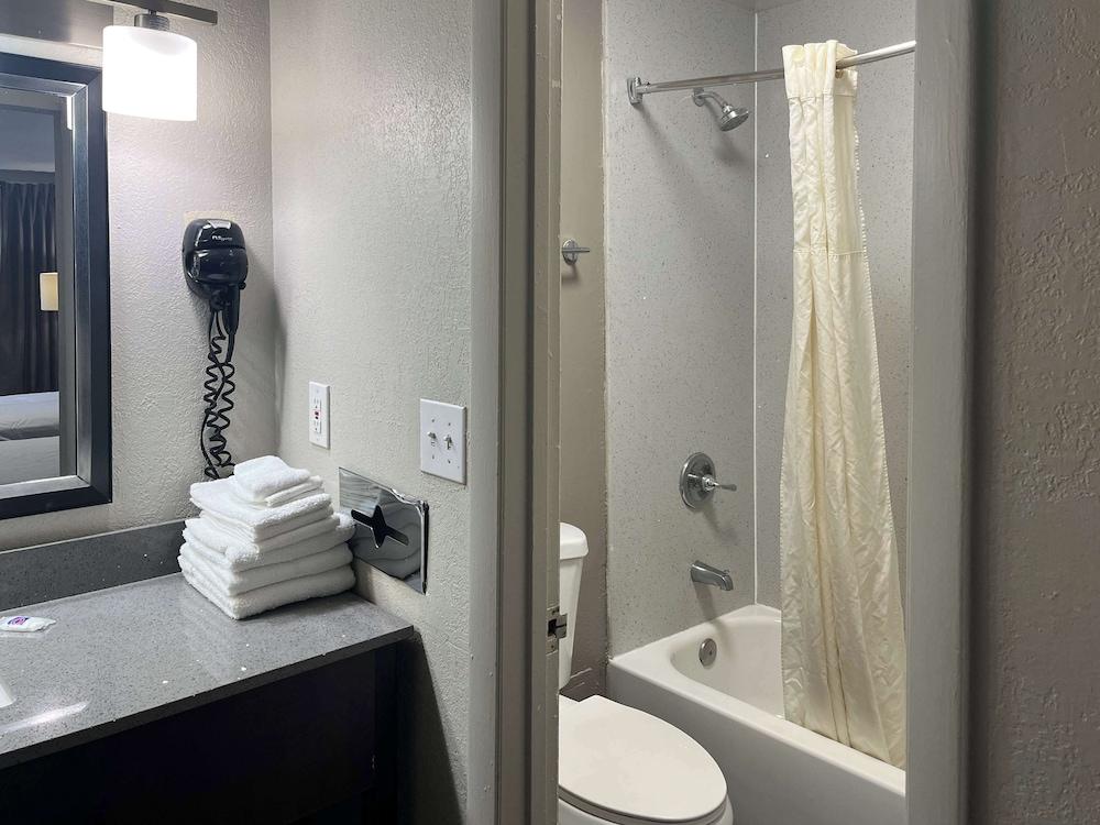 Studio 6 Charlotte, NC – Airport South photo 21