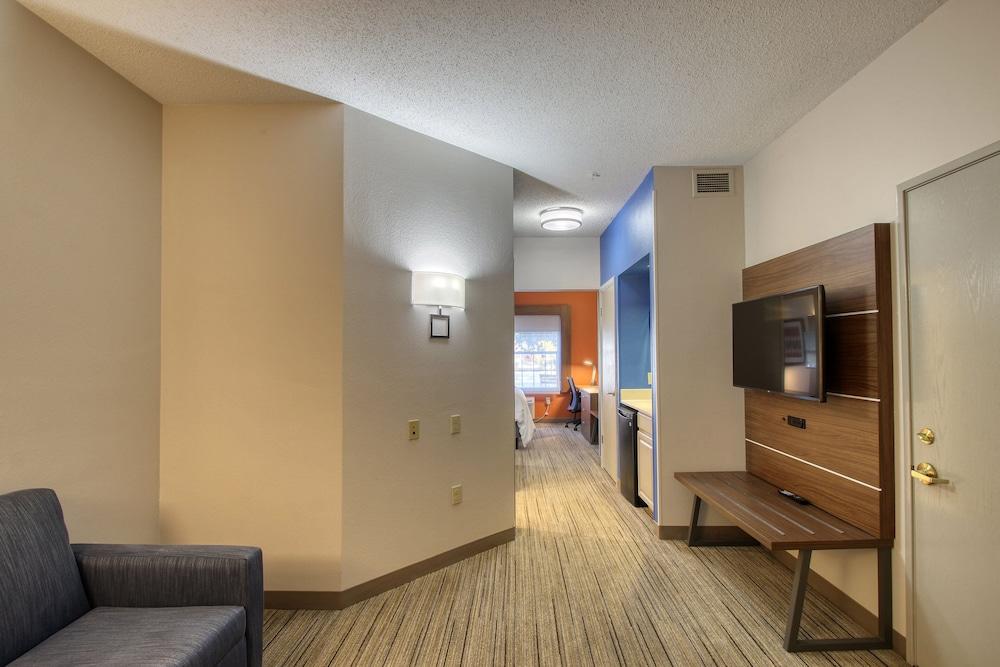 Holiday Inn Express Hotel & Suites Oshkosh by IHG photo 22