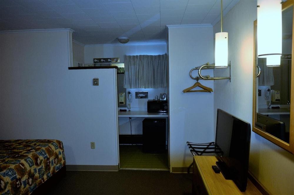 Budget Host Inn Iron Mountain photo 15