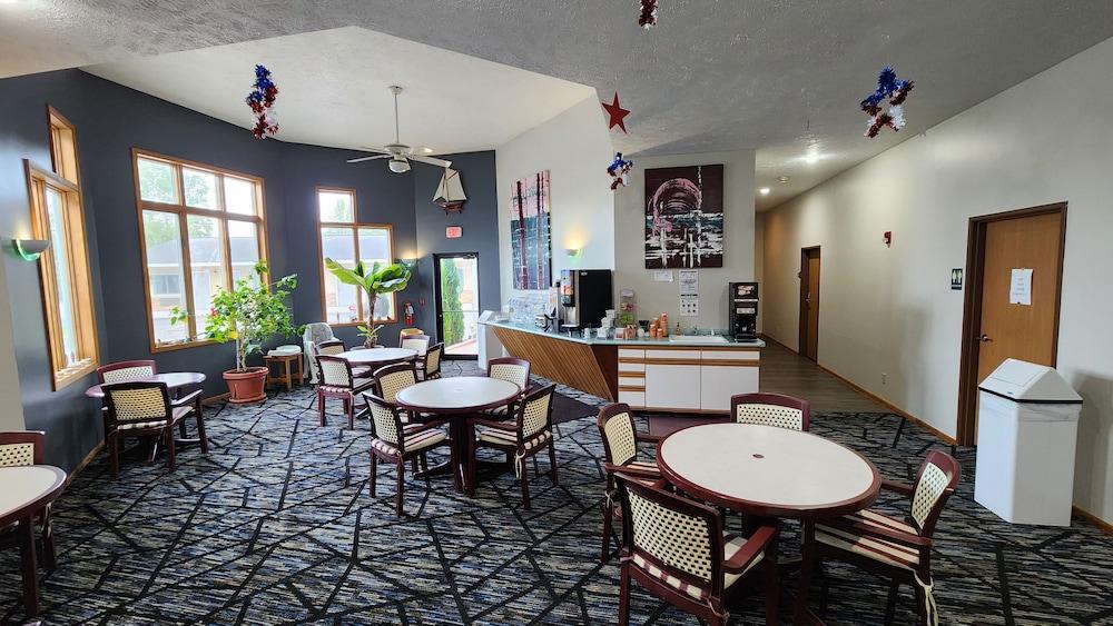 Econo Lodge Lakeshore photo 3