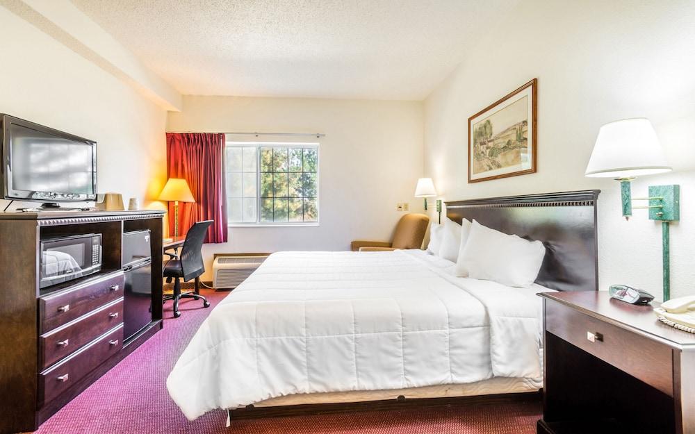 Wamego Inn and Suites photo 4