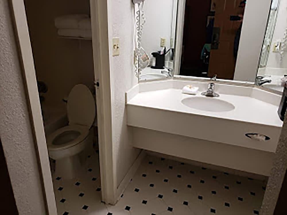 Norwood Inn & Suites by BlissPoint Post Rd Indianapolis photo 39