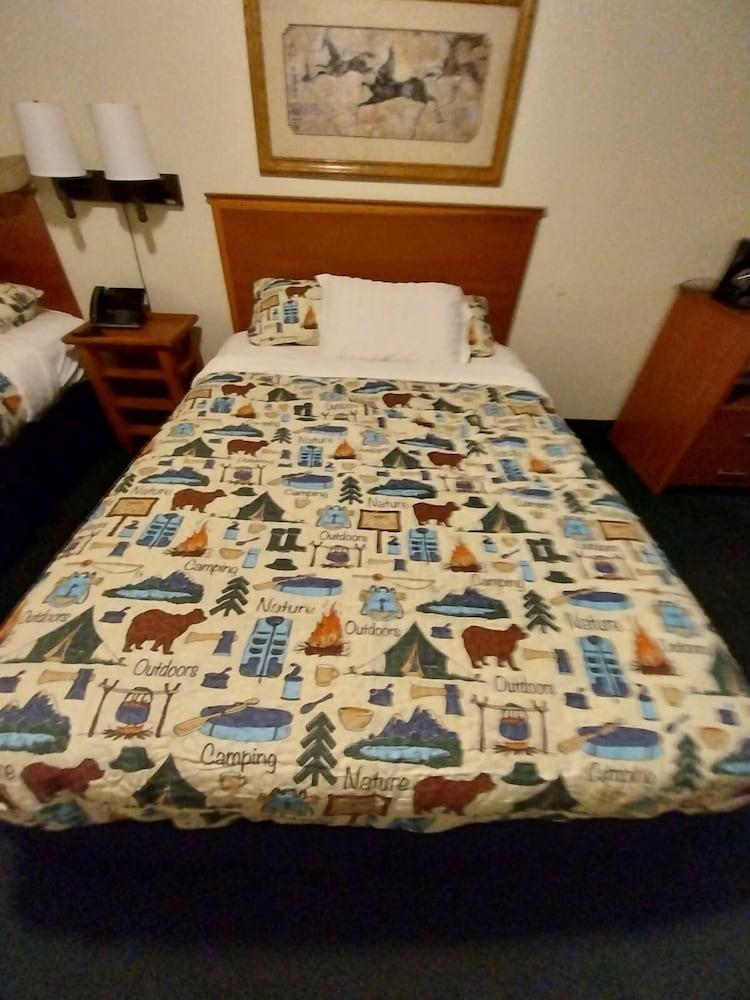 Going-To-The-Sun Inn & Suites photo 6