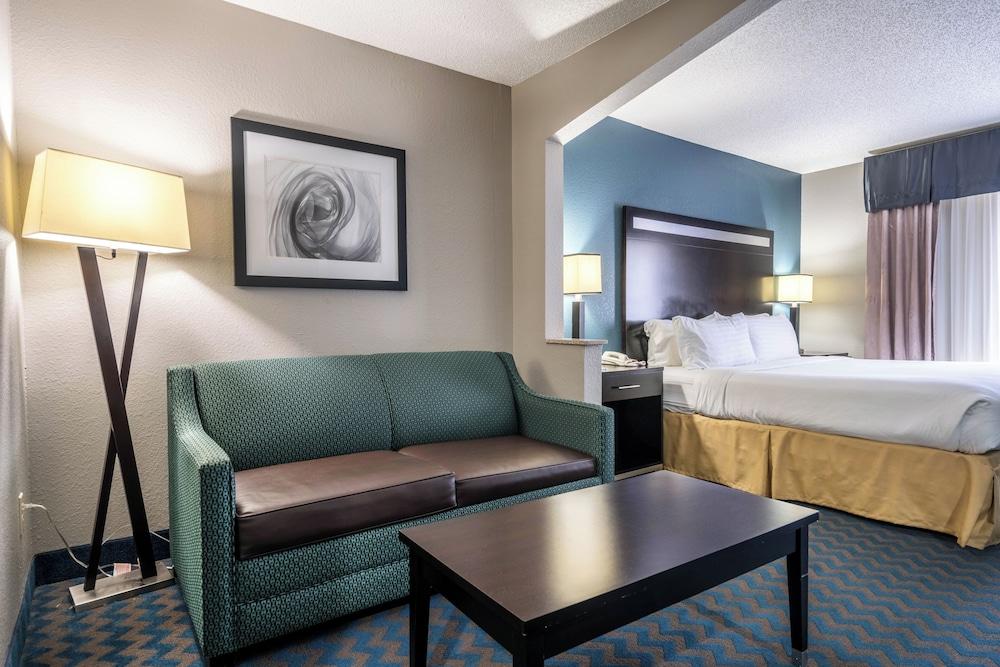 Holiday Inn Express & Suites Roanoke Rapids SE by IHG photo 30
