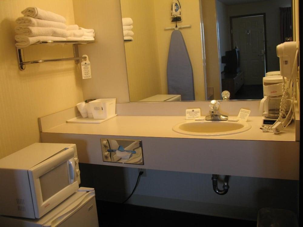 Great Lakes Inn photo 43