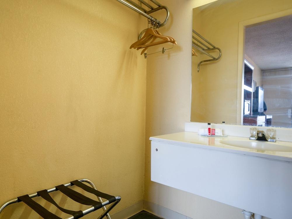 121 Motel Henderson photo 27