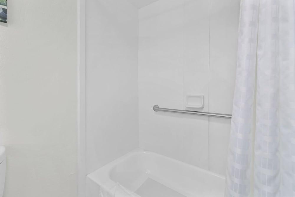 La Quinta Inn & Suites by Wyndham Atlanta South - Newnan photo 28