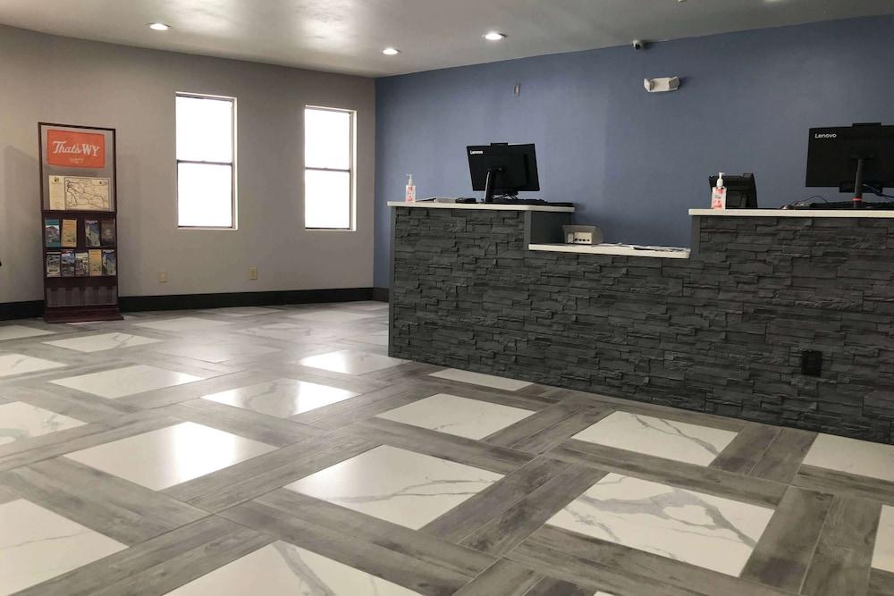 Days Inn by Wyndham Rawlins photo 2