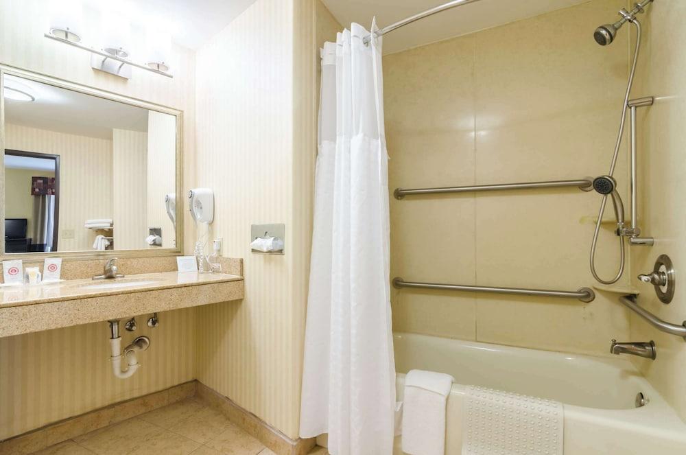 Comfort Suites Salina South photo 42