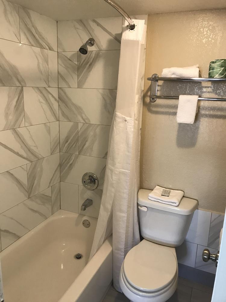 Hometown Inn & Suites photo 39