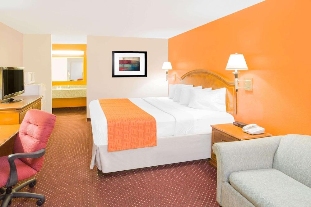 Howard Johnson by Wyndham Dothan photo 5