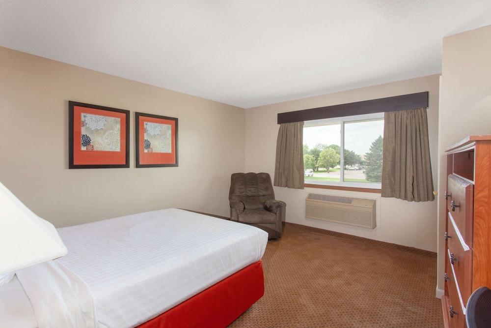 AmericInn by Wyndham Willmar photo 10