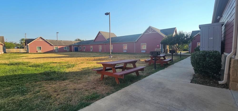 Dilley Motor Inn photo 10