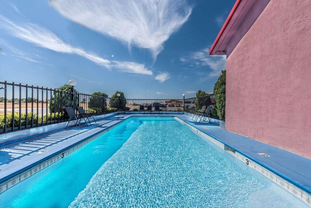 Super 8 by Wyndham Eastland photo 11