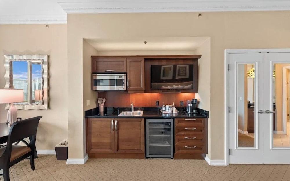Premium Suite w/balcony at The Signature photo 47