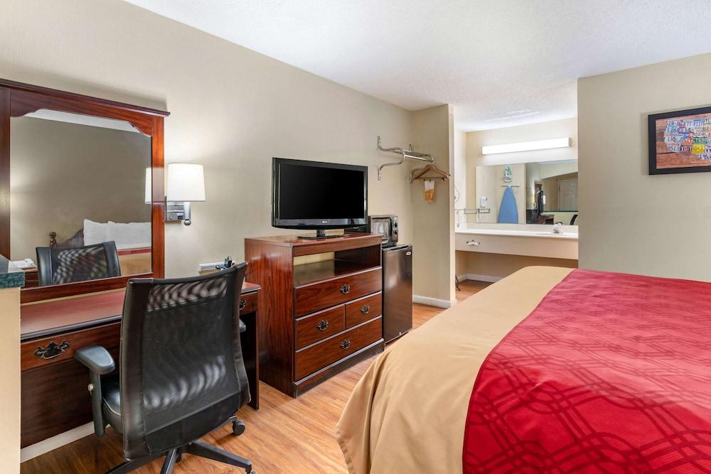 Econo Lodge Inn & Suites Southeast photo 24