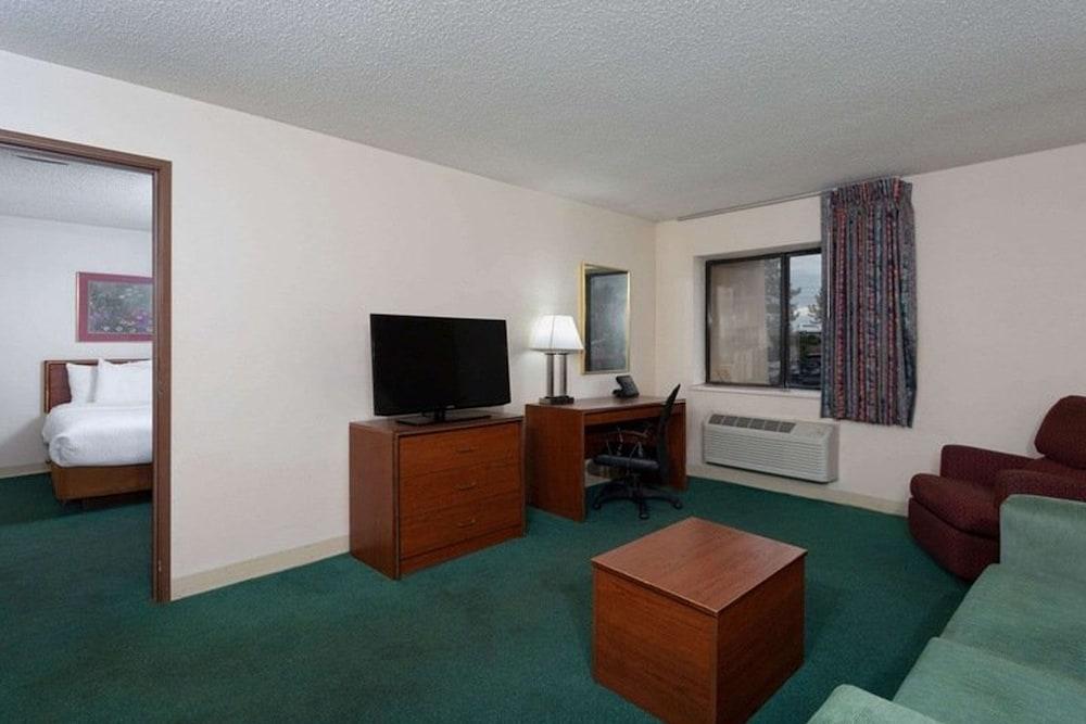 Norwood Inn & Suites by BlissPoint Post Rd Indianapolis photo 18
