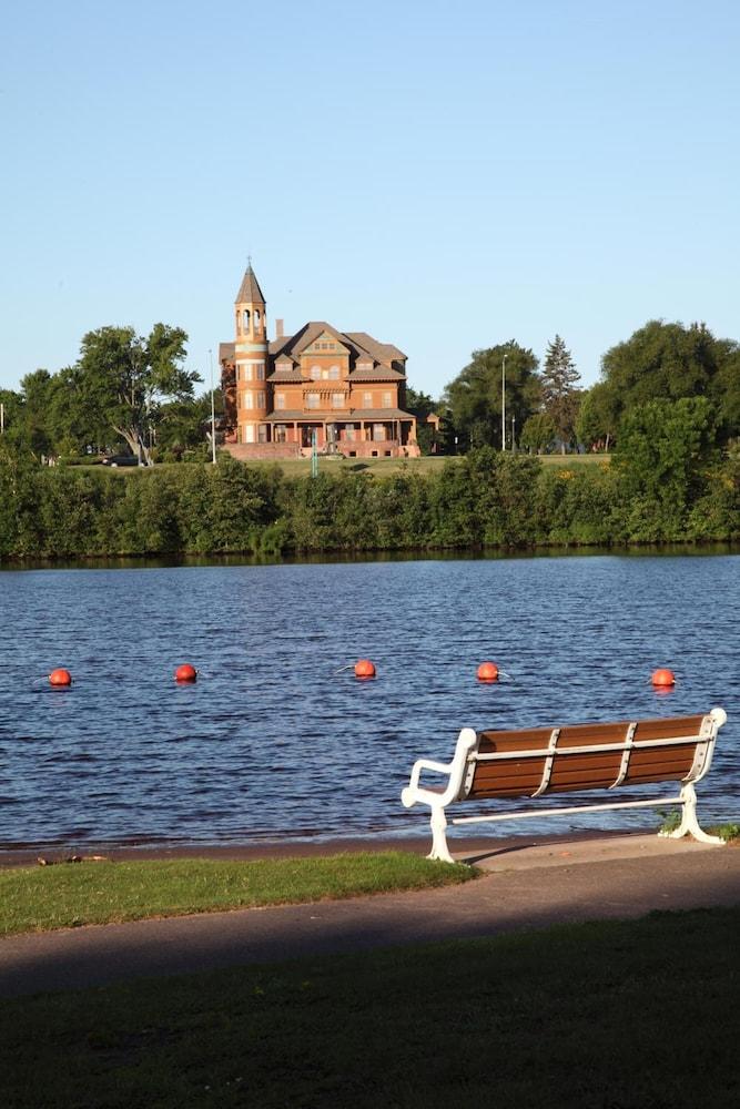 Barker's Island Inn Resort — hotel in Superior