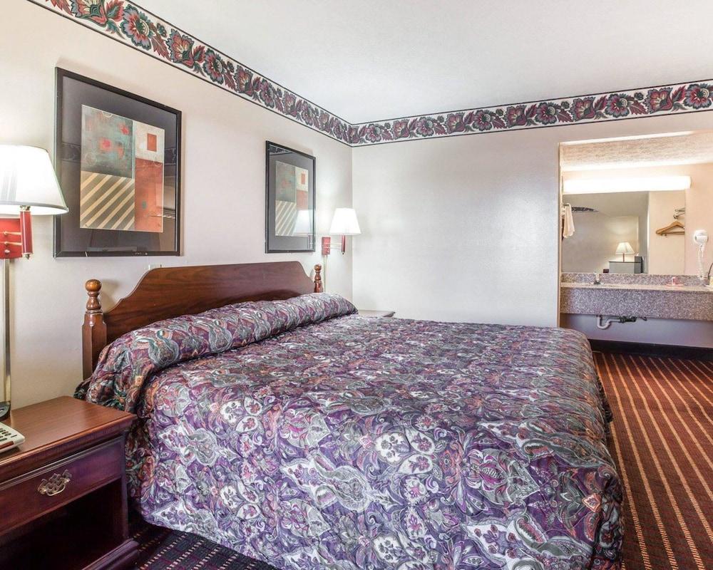 Econo Lodge McDonough South photo 9