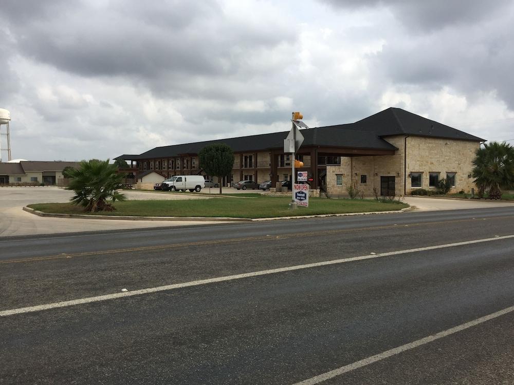 Pearsall Inn & Suites photo 19