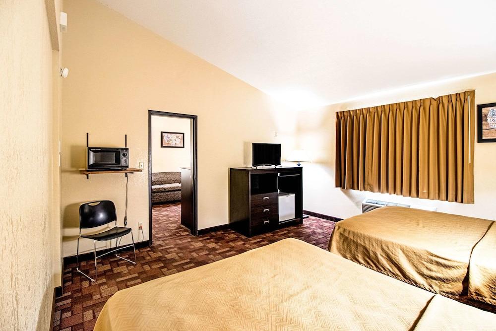 Econo Lodge Watertown photo 16