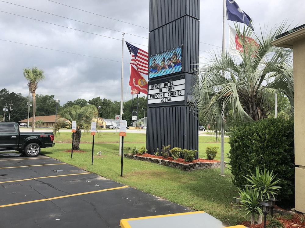 Econo Lodge Inn & Suites Hardeeville I-95 photo 22