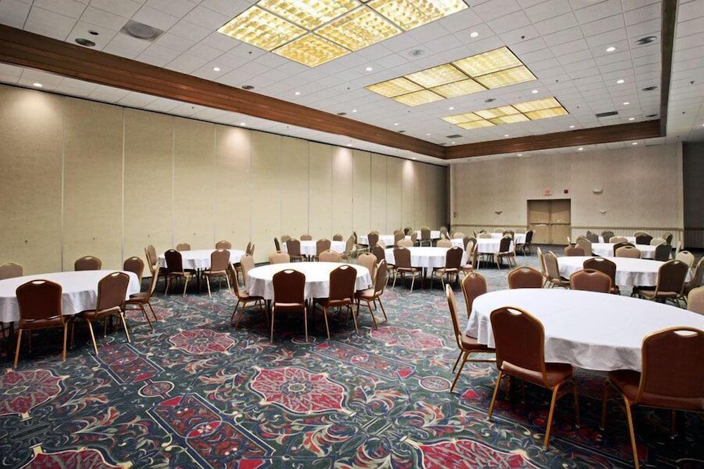 Salina Ambassador Hotel and Conference Center photo 27