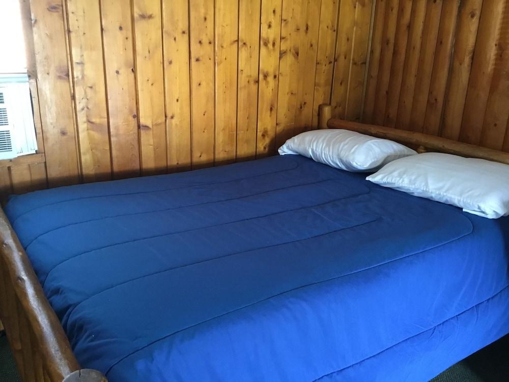 Pines Motel photo 14